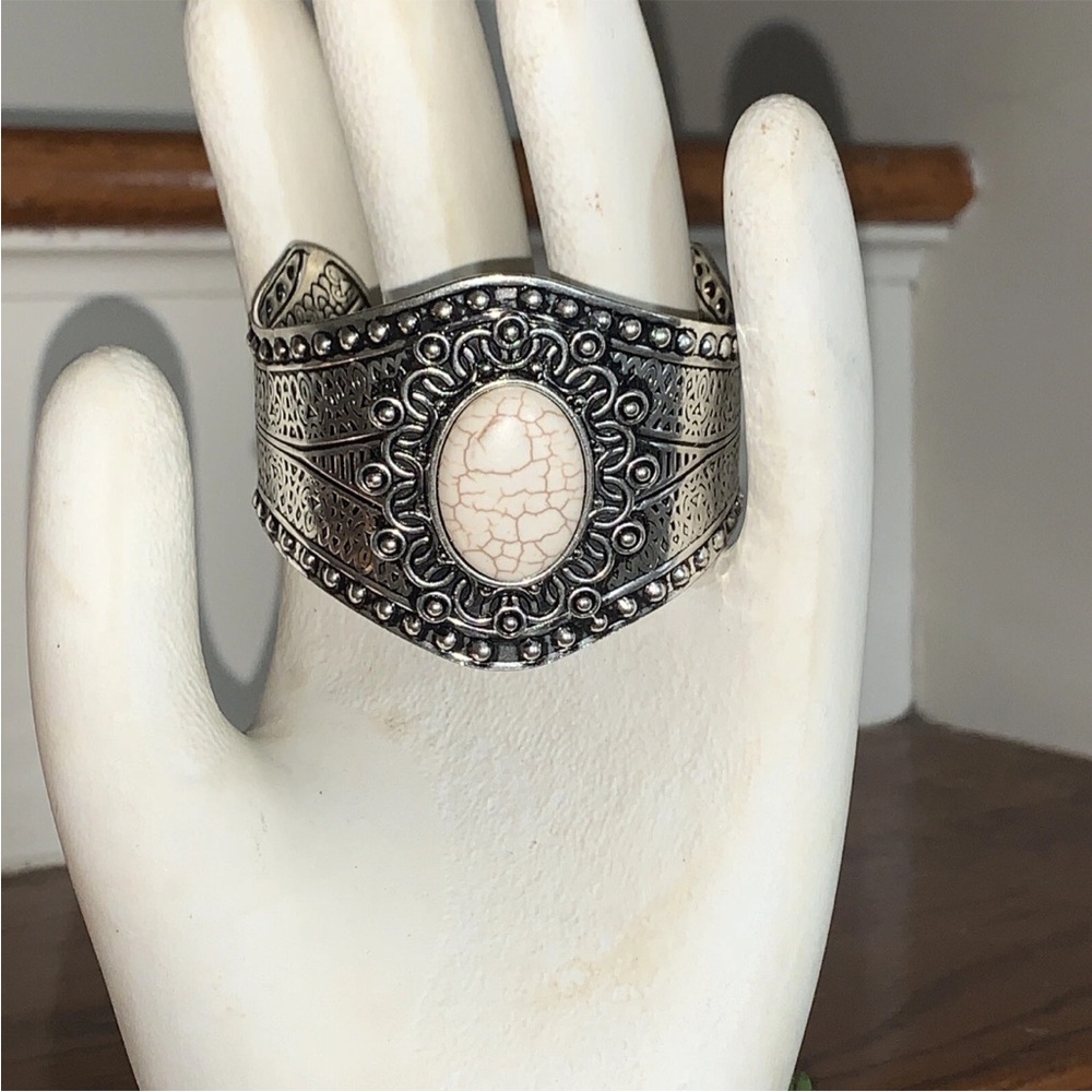 J CREW Ivory Crackle Marble Large Silver Cuff Bracelet ELEGANT - Picture 2 of 4